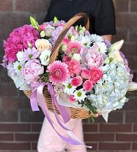 Цветочная композиция из Розы, Хризантемы, Пионы и Лизиантусы в корзине в Махновке