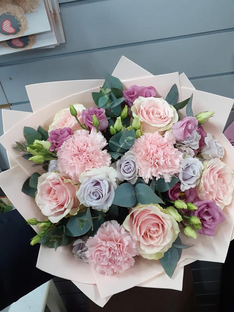 Букет цветов из: Розы, Гвоздики и Лизиантусы в Махновке